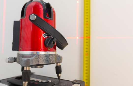 Лазерный уровень — незаменимый помощник при ремонте